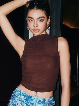 Không chỉ quần jeans xanh, sắc xanh lam, xanh ngọc bích ‘lên ngôi’ mùa xuân 2026