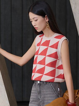 Không ngại thử thách với trang phục họa tiết hình học sành điệu