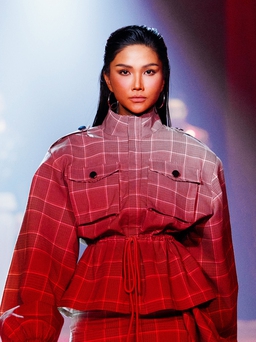 'Mẹ bỉm sữa' H'Hen Niê đọ catwalk cùng siêu mẫu Thanh Hằng