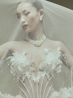 Tôn hình thể quyến rũ với áo corset, đầm dạ tiệc vải sheer