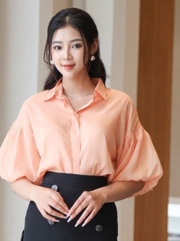 Bản phối với áo sơ mi tay phồng đầy phá cách, nâng tầm nhan sắc