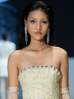 Người mẫu trẻ là trung tâm của sàn diễn tôn vinh giá trị Việt