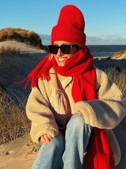 Sắc đỏ là điểm nhấn hoàn hảo cho trang phục mùa cuối năm