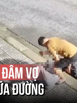 Kinh hoàng clip người phụ nữ bị chồng đâm gục giữa đường khi đang về quê