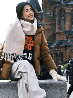 Khăn choàng cổ đơn giản nhưng đủ sức nâng tầm phong cách