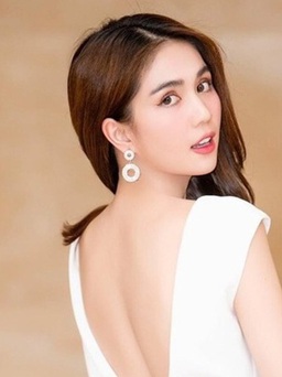 Khoe trọn lưng thon với đầm hở lưng