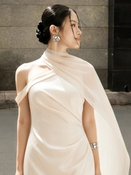 Phối váy và khăn choàng lụa voan, nhìn góc nào cũng đẹp