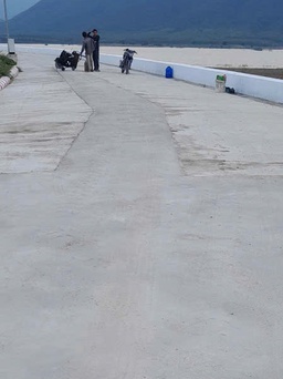 Mặt đập chính hồ chứa Sông Than ở Khánh Hòa xuất hiện vết nứt