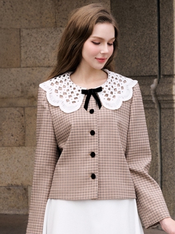 Chân váy dài phối áo khoác dáng ngắn, cặp đôi giúp nàng nổi bật cả ngày