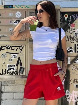 Giày ba lê đỏ phá vỡ sự đơn điệu của phong cách thường ngày