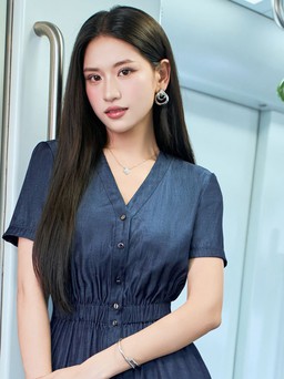 Chân váy denim, đầm denim dáng dài... làm mới tủ đồ công sở hiện đại