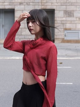 Trang phục phối màu đen đỏ 'quyền lực', thống trị mọi ánh nhìn