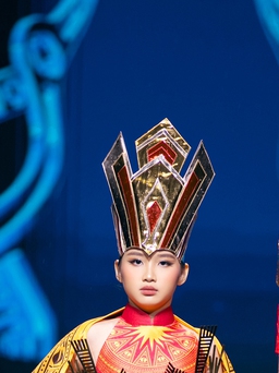 Mẫu nhí 10 tuổi mang văn hóa Việt lên sàn diễn quốc tế