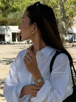 Làm mới áo sơ mi trắng từ những công thức cũ