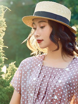 Hóa quý cô cổ điển qua những thiết kế váy dài sang trọng này