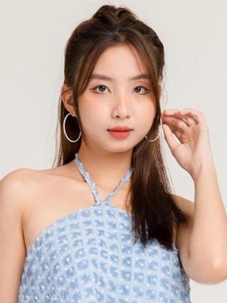 Áo cổ yếm chạm vào nét duyên thanh nhã của nàng