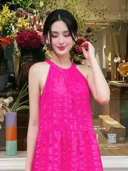 Đầm suông cổ yếm tạo nét mềm mại cho quý cô thời thượng