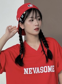 Áo thun cổ chữ V, món đồ không thể thiếu của cô nàng hiện đại