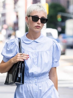 Jumpsuit mini đã trở lại với phiên bản quyến rũ, khoe trọn đôi chân