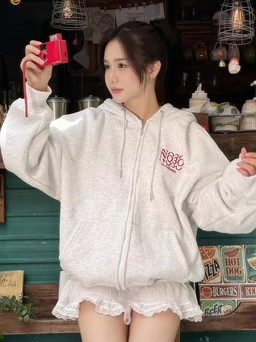 Áo hoodie, món đồ 'chất chơi' giúp nàng nổi bật những ngày đầu thu