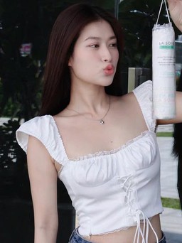 Diện áo cổ vuông giúp nàng khoe trọn vóc dáng quyến rũ