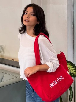 Kiêu kỳ xuống phố với túi xách đỏ nổi bật