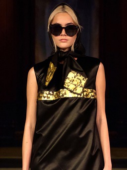 Thương hiệu Việt gây choáng sàn diễn London với kỹ thuật mạ vàng trang phục