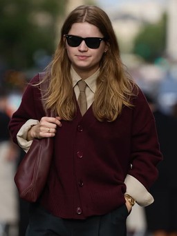 Đẹp 'lạnh lùng' với sắc đỏ tía kiêu kỳ trong ngày trở gió