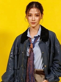 Từ da lộn đến vải nhăn cùng sắc hồng, cuộc 'nổi loạn' của thời trang