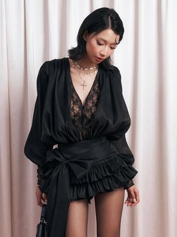 Gợi cảm tinh tế, cuốn hút mọi ánh nhìn với trang phục cổ chữ V