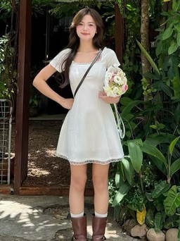 Váy trắng phối giày bốt, sự giao thoa ngọt ngào đầy sức hút