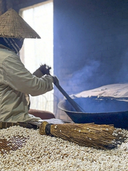 Giữ hương tết xưa: Làng bánh nổ giữ vị tết qua những nhịp búa