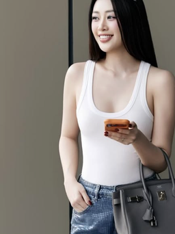 Áo tank top kết hợp quần jeans tạo nên vẻ ngoài trẻ trung, cá tính