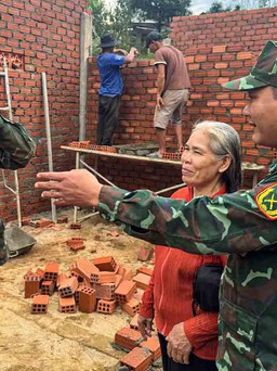 Tái thiết vùng rốn lũ: Xây nhà cho dân giữa đại ngàn Trường Sơn