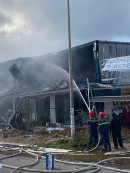 Đà Nẵng: Cháy lớn ở cửa hàng vật liệu xây dựng, người dân hoảng loạn