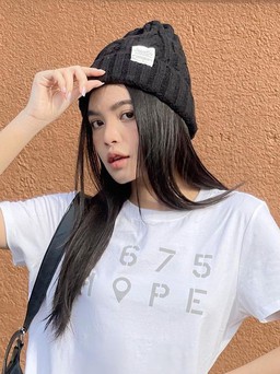 Mũ beanie và áo trắng: sự kết hợp ‘ngỡ không hợp mà hợp không tưởng’