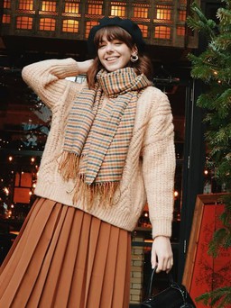 Sành điệu hơn khi phối áo len với chân váy xếp ly, váy da và quần jeans