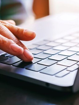 Thói quen sạc đầy có thể rút ngắn tuổi thọ pin laptop