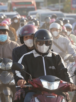 Chiều mùng 4 tết, quốc lộ 1 đông nghẹt người dân từ miền Tây trở lại TP.HCM