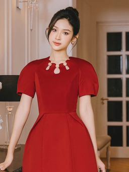 Điểm nhấn với trang phục khoét cổ ngực tinh tế, cuốn hút