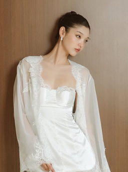 Slip dress phối áo khoác cho những bữa tiệc sang trọng cuối năm