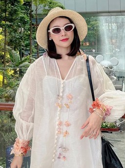 Áo sheer phối ngoài áo hai dây, tôn nét quyến rũ đầy kín đáo