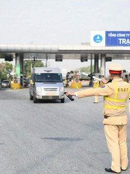 CSGT chỉ ra sai phạm của tài xế khi xe hỏng trên cao tốc