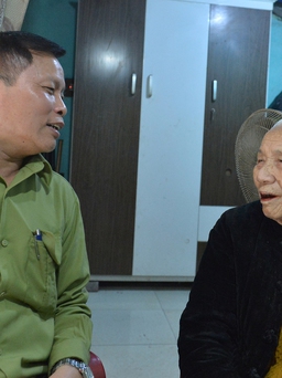 Cử tri 104 tuổi ở Hà Nội quyết chống gậy đi bỏ phiếu ngày bầu cử