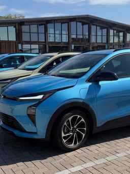 Giá xăng dầu liên tục biến động, lượng tìm kiếm xe điện gia tăng