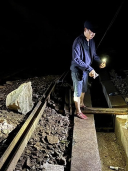 Đá tiếp tục rơi ở đèo Hải Vân, ngành đường sắt thông báo tạm dừng chạy tàu