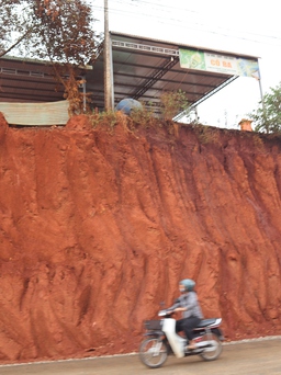 Vụ nhà dân chênh vênh bên mép vực sâu: Cần xin lỗi người dân