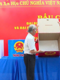 Ngư dân xã Long Hải vào bờ, chờ được bỏ phiếu bầu cử sớm