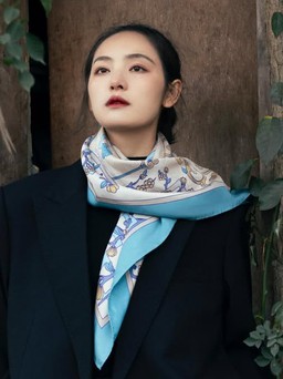Khăn lụa họa tiết biến tấu đầy sức hút cho các quý cô