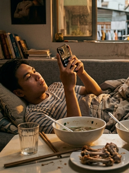 Điều gì xảy ra cho cơ thể nếu vừa ăn xong nằm lướt điện thoại?